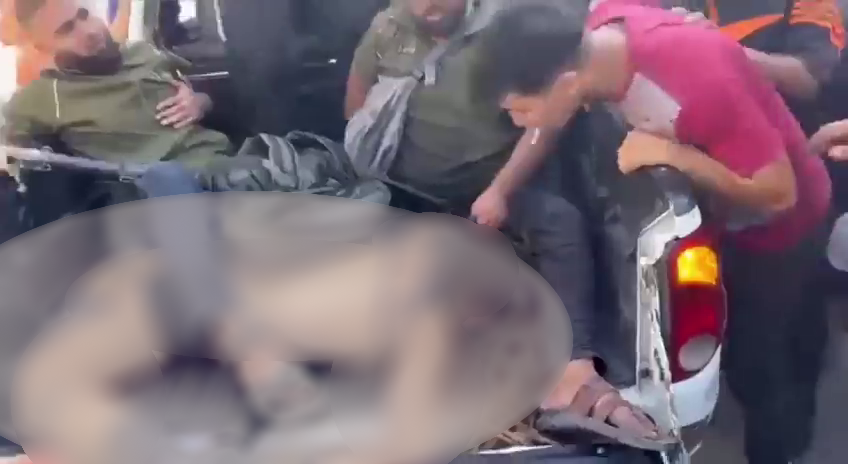 Jublende palestinere spytter på kvinnelik som kjøres på parade
